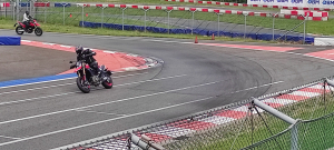 Okruhové testování Hypermotard 698 Mono